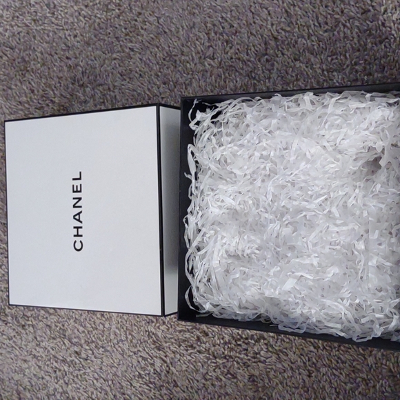 Authentic Chanel Gift Box - Picture 2 of 9
